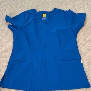 Wonder wink excellent condition scrub top two pockets